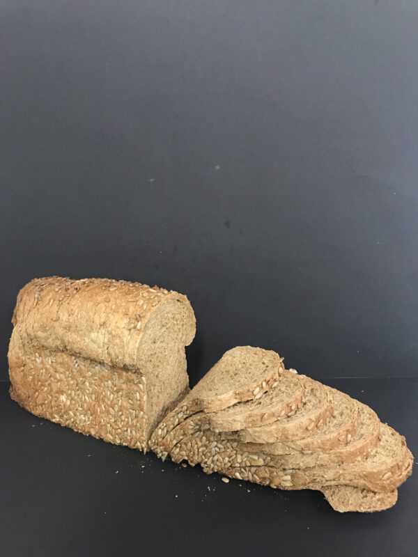 Snater half (half bruin meergranenbrood gedecoreerd met zonnebloempitten)