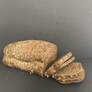 Twencorn half (half bruin meergranenbrood gedecoreerd met meergranenmix)