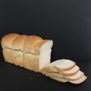 Melkwit half (half witbrood, gebakken op de kant)