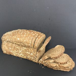 Meergranenbrood half (half bruin meergranenbrood gedecoreerd met meergranenmix)