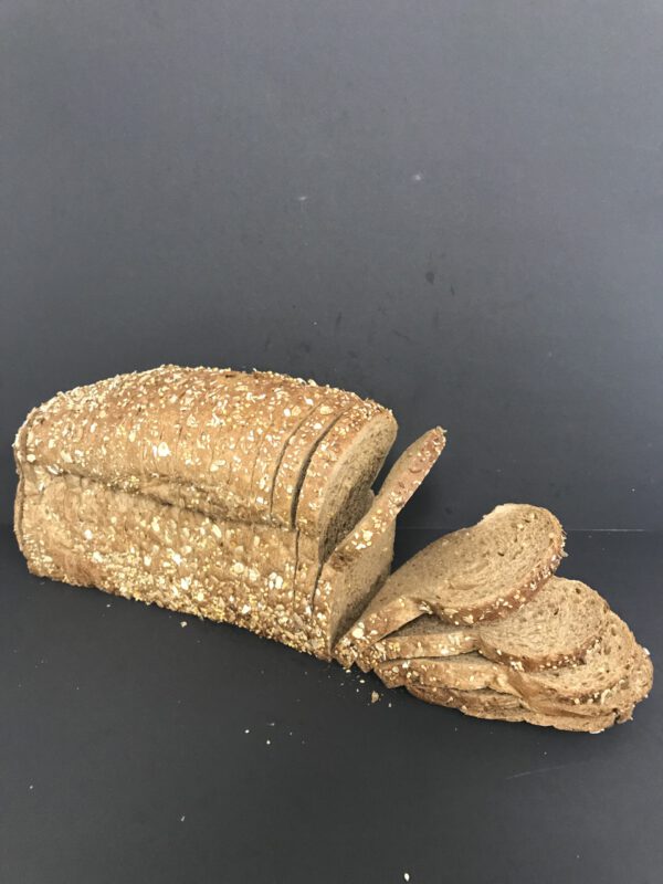 Meergranenbrood half (half bruin meergranenbrood gedecoreerd met meergranenmix)