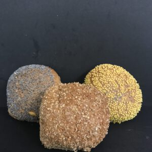 Bruine tarwebollen met zaad (bruin zacht kleinbrood)