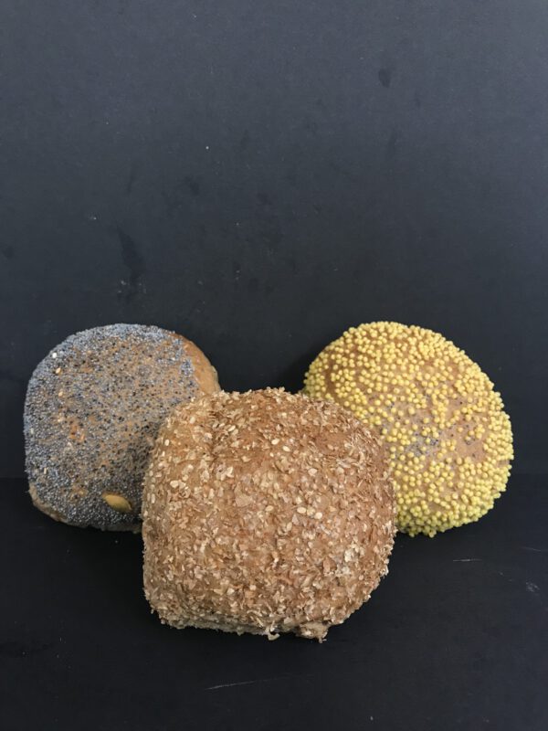 Bruine tarwebollen met zaad (bruin zacht kleinbrood)
