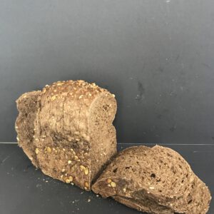 Half bruin meergranenbrood met pompoenpitten