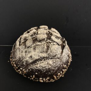 Abdijbol (middel bruin tarweroggebrood gedecoreerd met zonnebloempitten)