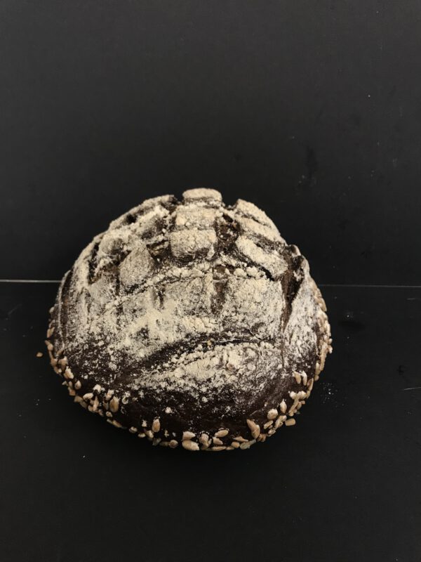 Abdijbol (middel bruin tarweroggebrood gedecoreerd met zonnebloempitten)