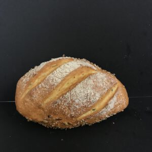 Maïsdesem (half wit tarwemaïsdesembrood gedecoreerd met pompoenpitten)