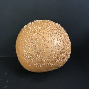 Harde witte bol met sesamzaad (wit krokant kleinbrood gedecoreerd met sesamzaad)