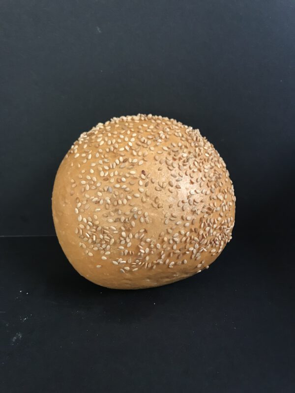 Harde witte bol met sesamzaad (wit krokant kleinbrood gedecoreerd met sesamzaad)