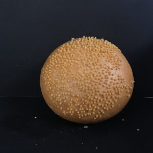 Harde witte bol met maïszaad (wit krokant kleinbrood gedecoreerd met maïszaad)