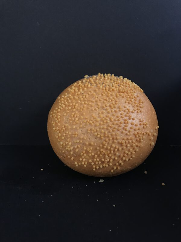 Harde witte bol met maïszaad (wit krokant kleinbrood gedecoreerd met maïszaad)