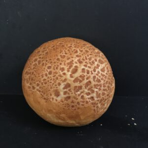 Harde witte tijgerbol (wit krokant kleinbrood gedecoreerd met tijgerpap)