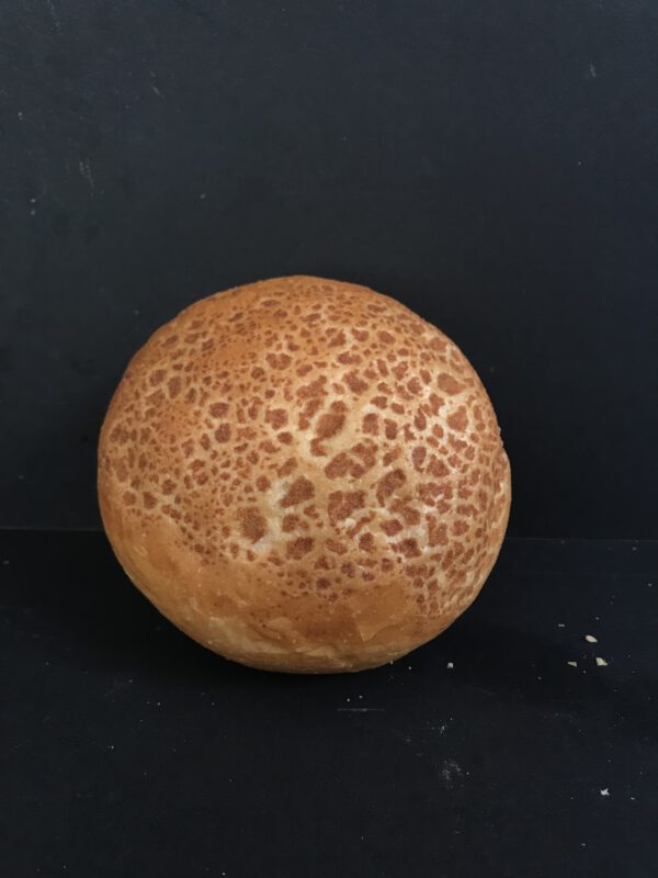Harde witte tijgerbol (wit krokant kleinbrood gedecoreerd met tijgerpap)