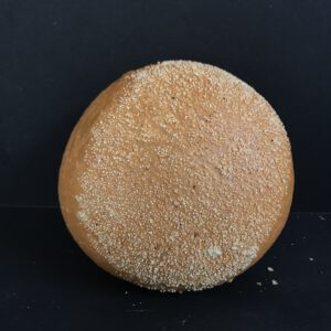 Harde witte bol met gries (wit krokant kleinbrood gedecoreerd met gries)