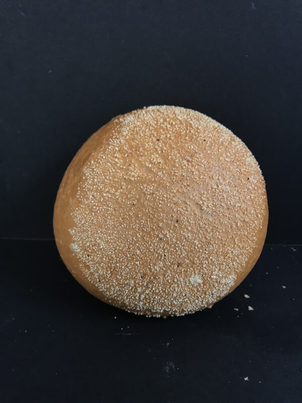 Harde witte bol met gries (wit krokant kleinbrood gedecoreerd met gries)