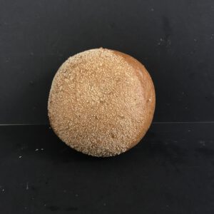 Harde bruine bol met gries (bruin krokant kleinbrood gedecoreerd met gries)