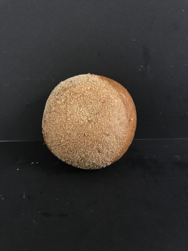 Harde bruine bol met gries (bruin krokant kleinbrood gedecoreerd met gries)