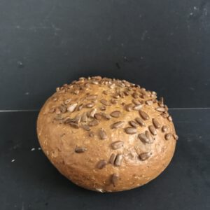 Harde witte bol met zonnebloempitten (wit krokant kleinbrood gedecoreerd met zonnebloempitten)