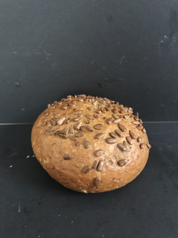Harde witte bol met zonnebloempitten (wit krokant kleinbrood gedecoreerd met zonnebloempitten)