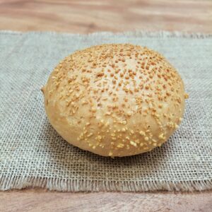 Harde witte bol met maïszaad (wit krokant kleinbrood gedecoreerd met maïszaad)