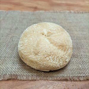 Witte kaiserbol (wit krokant kleinbrood)