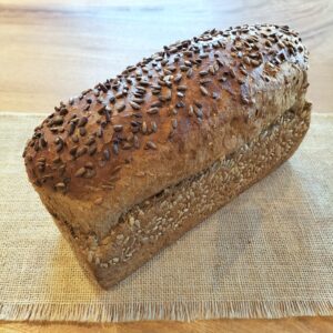 Snater (heel bruin meergranenbrood gedecoreerd met zonnebloempitten)