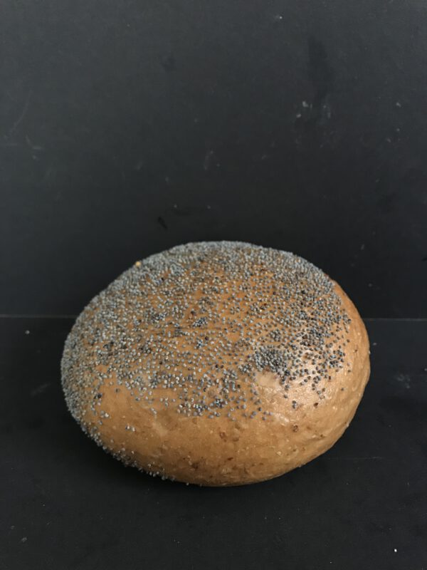 Harde bruine bol met maanzaad (bruin krokant kleinbrood gedecoreerd met maanzaad)