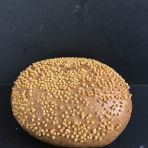 Harde bruine bol met maïszaad (bruin krokant kleinbrood gedecoreerd met maïszaad)
