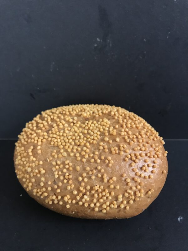 Harde bruine bol met maïszaad (bruin krokant kleinbrood gedecoreerd met maïszaad)