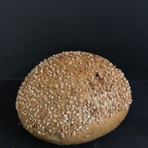 Harde bruine bol met sesamzaad (bruin krokant kleinbrood gedecoreerd met sesamzaad)