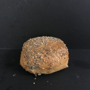 Kampioentje (bruin krokant kleinbrood gedecoreerd met maanzaad, sesam en zonnebloempitten)