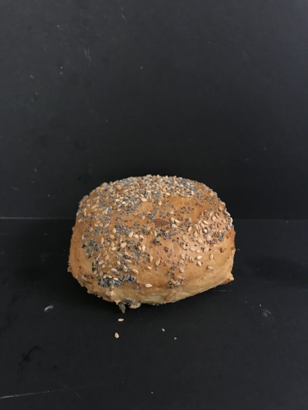 Kampioentje (bruin krokant kleinbrood gedecoreerd met maanzaad, sesam en zonnebloempitten)