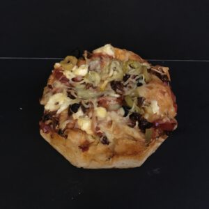 Half witbrood met tomatensaus, ui, kaas, olijven, zongedroogde tomaatjes en feta (voorheen: focaccia)