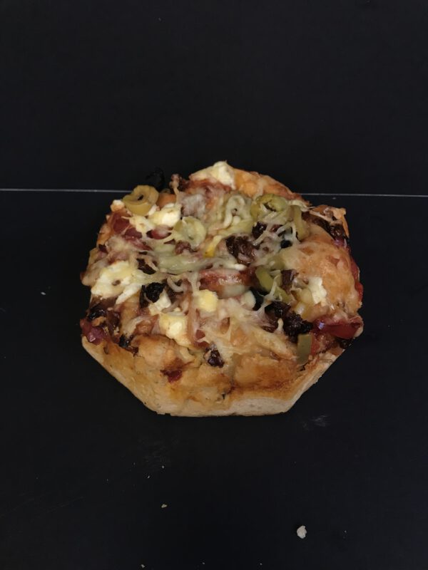 Half witbrood met tomatensaus, ui, kaas, olijven, zongedroogde tomaatjes en feta (voorheen: focaccia)