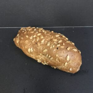 Harde bruine bol met zonnebloempitten (bruin krokant kleinbrood gedecoreerd met zonnebloempitten)