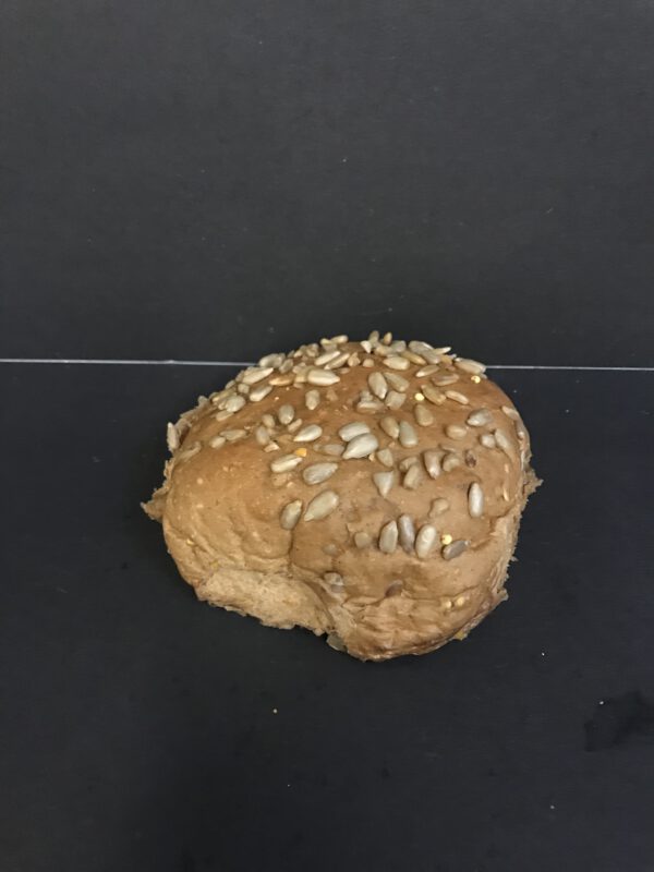 Snaterbollen (bruin zacht meergranenkleinbrood gedecoreerd met zonnebloempitten)