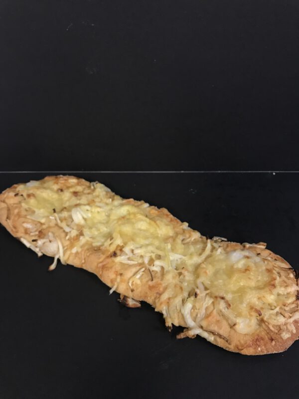Half wit krokantbrood met kaas en ui (voorheen: kaasuienstok)