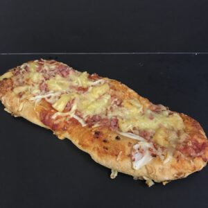 Half wit krokantbrood met tomatensaus, ui, kaas, hamblokjes en ananas (voorheen: pizzastokbrood met ananas)