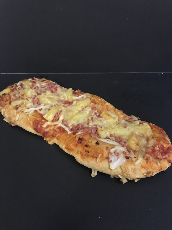 Half wit krokantbrood met tomatensaus, ui, kaas, hamblokjes en ananas (voorheen: pizzastokbrood met ananas)