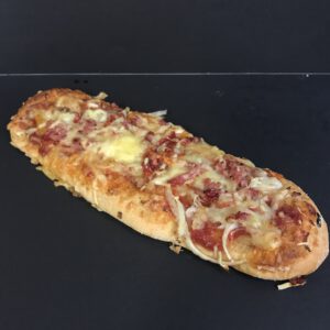 Half wit krokantbrood met tomatensaus, ui, kaas, paprika en spekjes (voorheen: pizzastokbrood met spekjes)