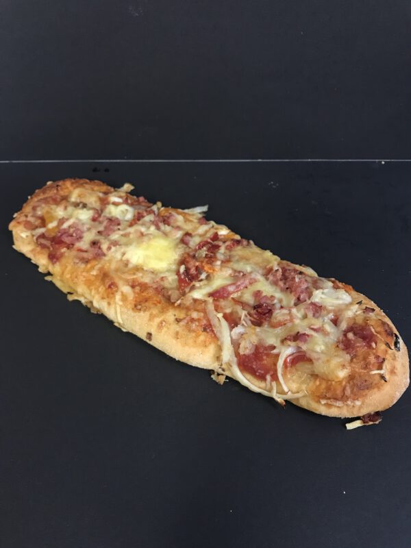 Half wit krokantbrood met tomatensaus, ui, kaas, paprika en spekjes (voorheen: pizzastokbrood met spekjes)