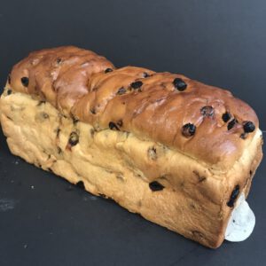 Heel wit vruchtenbrood met rozijnen en spijs (voorheen: rozijnenbrood met spijs)