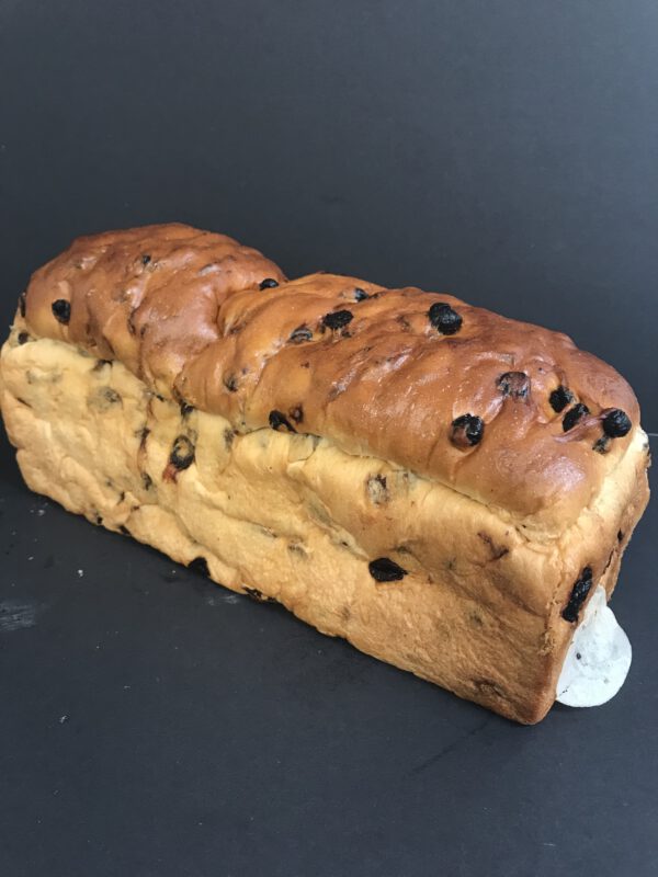 Heel wit vruchtenbrood met rozijnen en spijs (voorheen: rozijnenbrood met spijs)