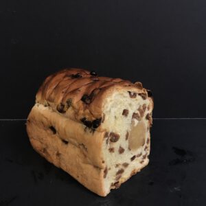 Half wit vruchtenbrood met rozijnen en spijs (voorheen: rozijnenbrood met spijs)