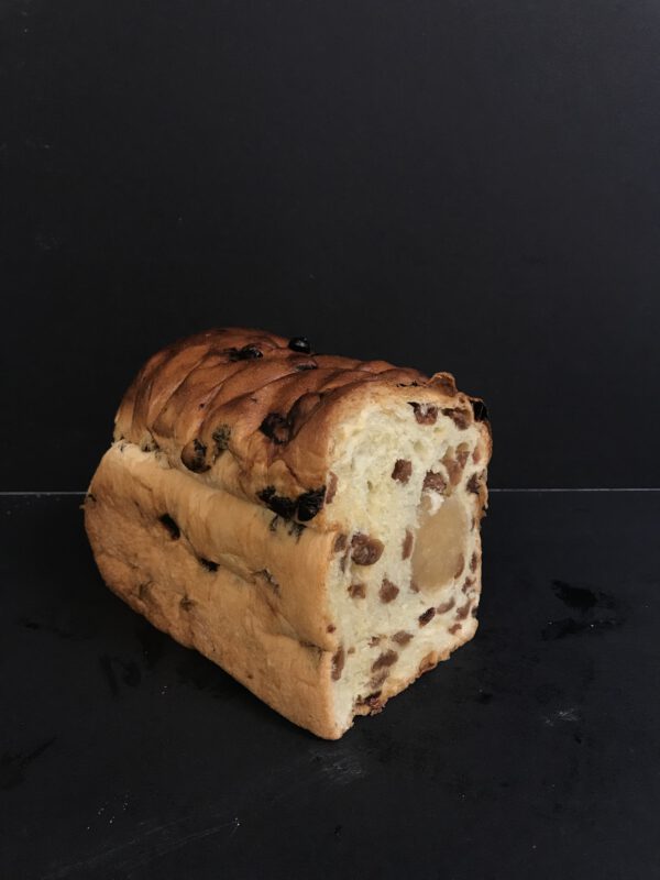 Half wit vruchtenbrood met rozijnen en spijs (voorheen: rozijnenbrood met spijs)