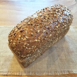 Meergranenbrood (heel bruin meergranenbrood gedecoreerd met meergranenmix)