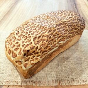 Tijgerbrood (heel wit vloerbrood gedecoreerd met tijgerpap)
