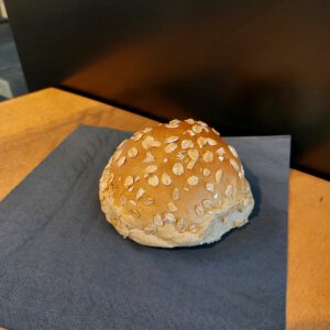 Speltbollen (bruine speltgerstebollen gedecoreerd met spelt)